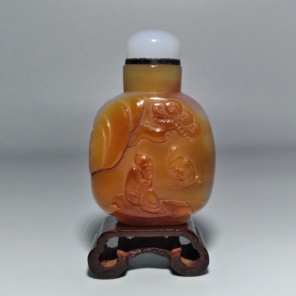 A VERY FINE CHINESE  CARVED AGATE SNUFF BOTTLE (1 of 8)