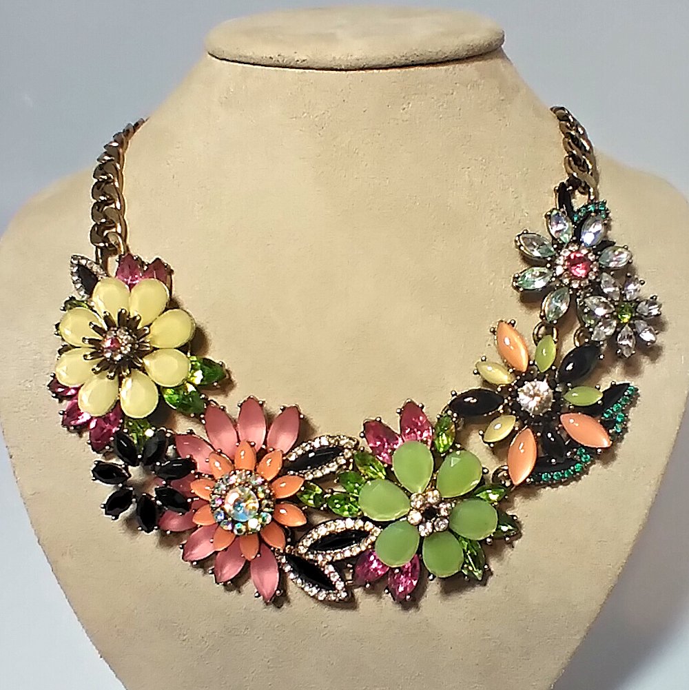 GREAT JOAN RIIVERS DESIGNER COSTUME JEWELRY NECKLACE: THE LOVELY NECKLACE OF CRYSTAL FLOWERS AND RHYNESTONES. ADJUSTABLE LENGTH. WE PROVIDE IN HOUSE SHIPPING AND WE COMBINE SHIPPING.