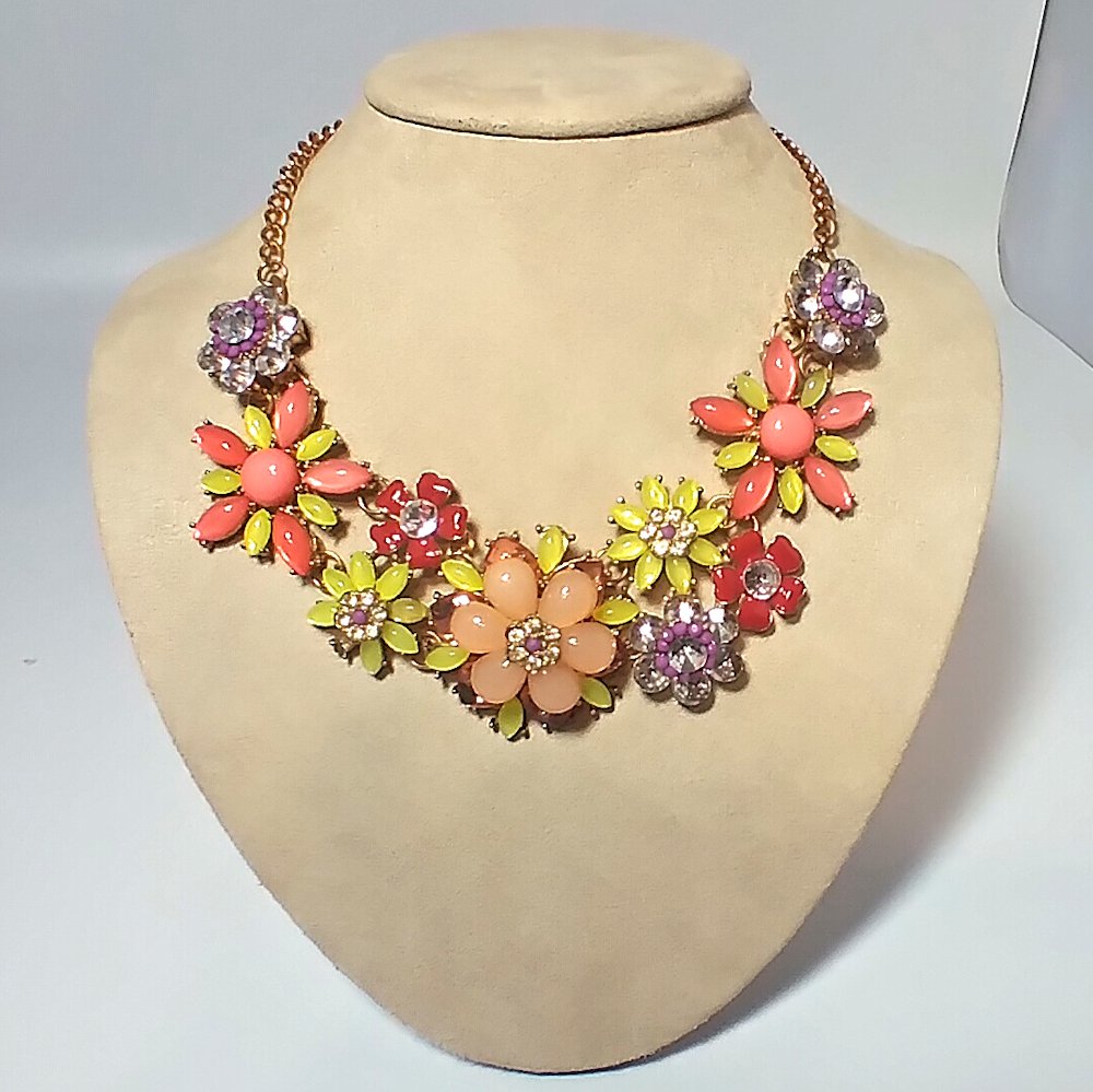 BETSY JOHNSON DESIGNER COSTUME JEWELRY NECKLACE (1 of 2)