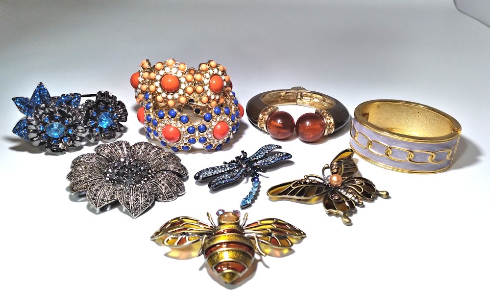 A LOT OF COSTUME JEWELRY BRACELETS AND BROOCHES: AS PICTURED. WE COMBINE SHIPPING AND WE PROVIDE IN-HOUSE SHIPPING.