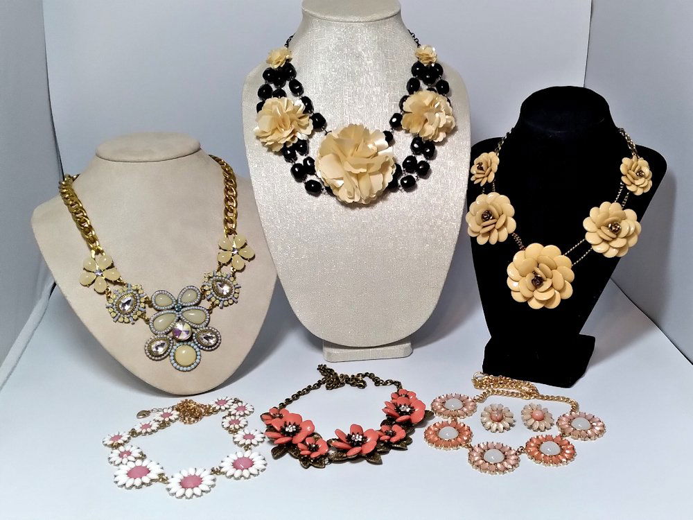 A BEAUTIFUL LOT OF SIGNED DESIGNER COSTUME JEWELRY (1 of 6)