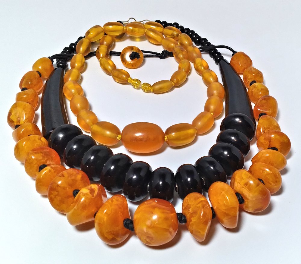 LOT OF THREE LARGE RESIN NECKLACES COSTUME JEWELRY (1 of 2)