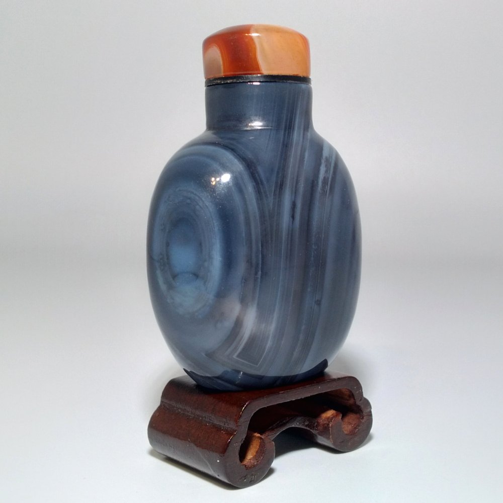 A FINE CHINESE BLUE GREY BANDED AGATE SNUFF BOTTLE (1 of 10)