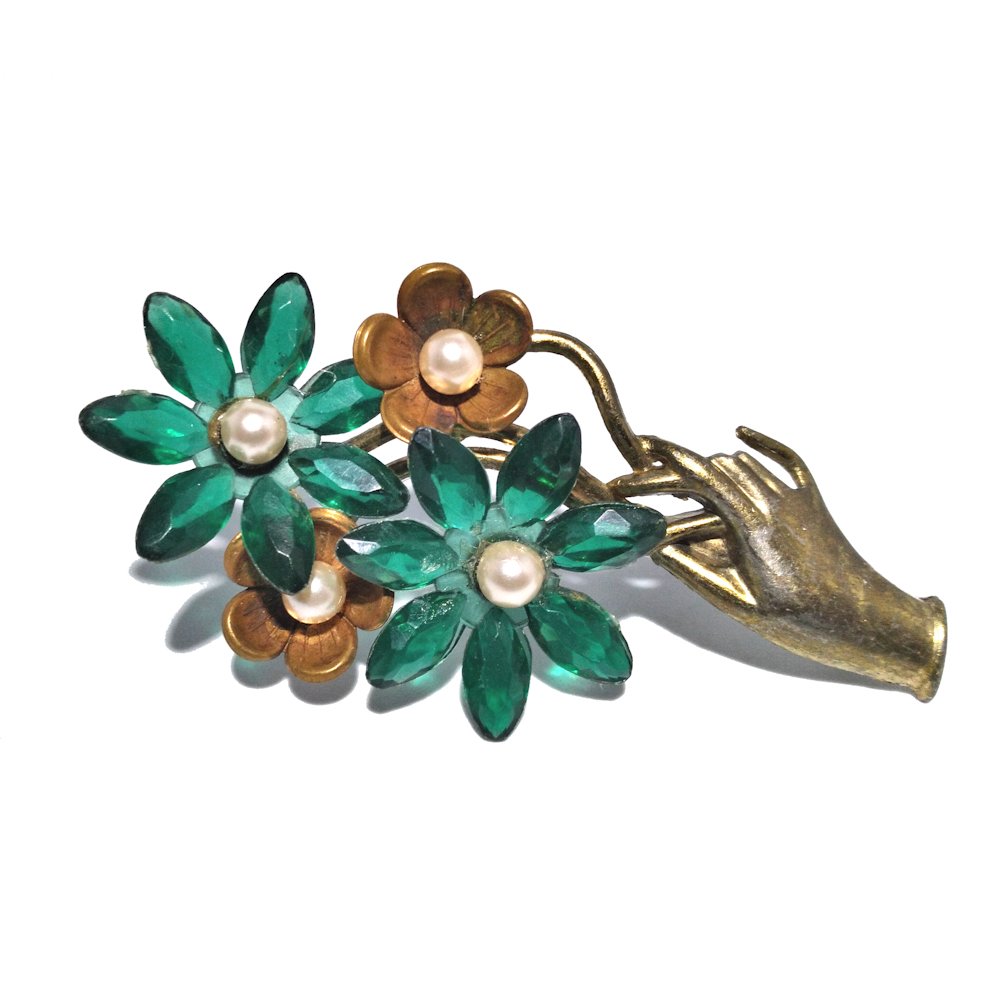 LARGE VINTAGE BROOCH HAND WITH FLOWERS: THIS LOT FEATURES A LARGE VINTAGE BROOCH HOLDING A BOUQUET OF FLOWERS. THERE ARE MARQUIS SHAPED LUCITE STONES AND FAUX PEARLS. VINTAGE CIRCA THE 1930S. IT IS 3.5 INCHES LONG. IN VERY GOOD CONDITION. W