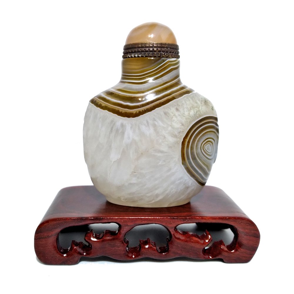A SUPERB CARVED BANDED AGATE CHINESE SNUFF BOTTLE (1 of 10)