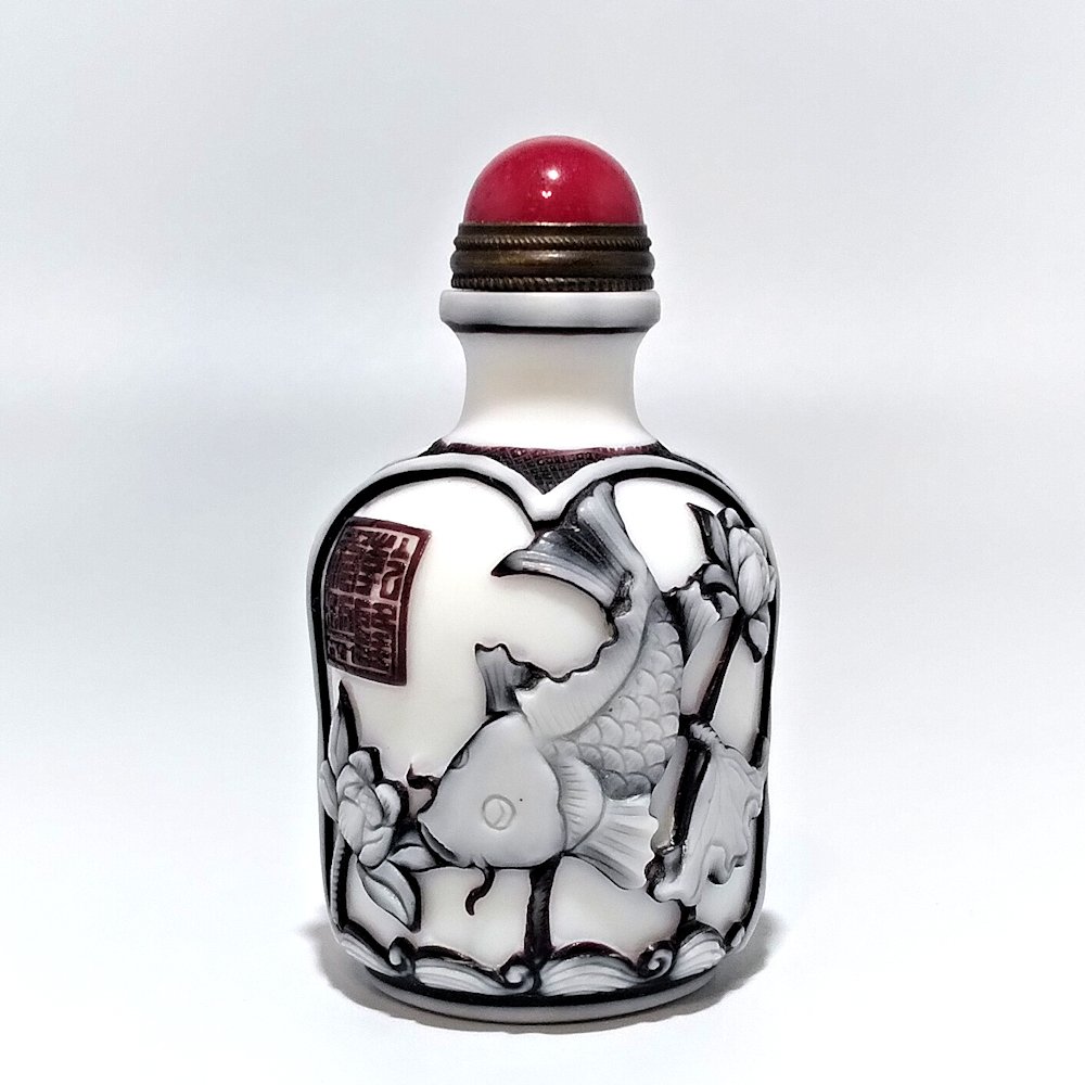 FINE PEKING GLASS SNUFF BOTTLE 3 LAYERS, FISH LOTUS (1 of 6)