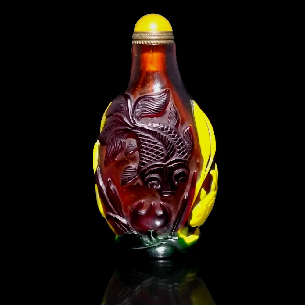 SUPERB RARE CHINESE PEKING GLASS SNUFF BOTTLE KOY: A MASTERFULLY CARVED BOTTLE IN 4 LAYERS OF GLASS, DEPICTING KOI FISH IN THEIR NATURAL HABITAT. THE BOTTLE IS 2.9 INCHES TALL. PROVENANCE: PRIVATE FLORIDA COLLECTION.