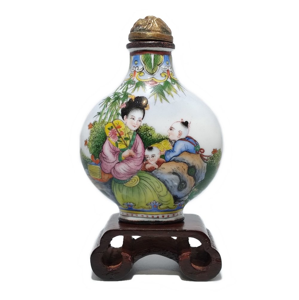 VERY FINE CHINESE ENAMEL ON COPPER SNUFF BOTTLE (1 of 8)