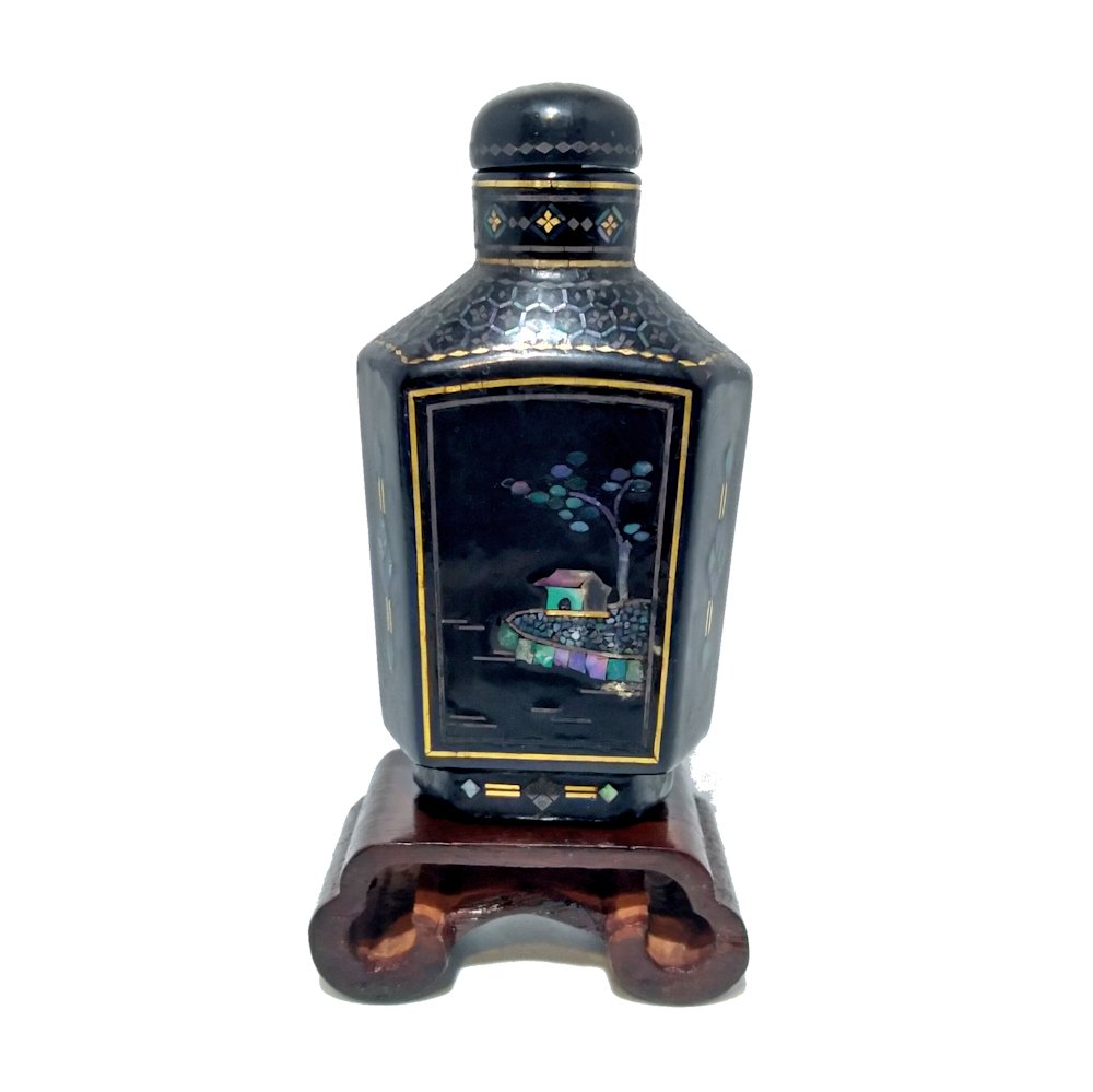 A FINE LAC BURGAUTE INLAID LACQUER SNUFF BOTTLE QING: THE FINELY INLAID LAC BURGAUTE BOTTLE IS INLAID WITH GOLD LEAF AND MOTHER OF PEARL. DATING TO THE LATE 19TH-EARLY 20TH CENTURY. THE BOTTLE IS 2.6 INCHES TALL. PROVENANCE: MAJOR FLORIDA COLLECTION.