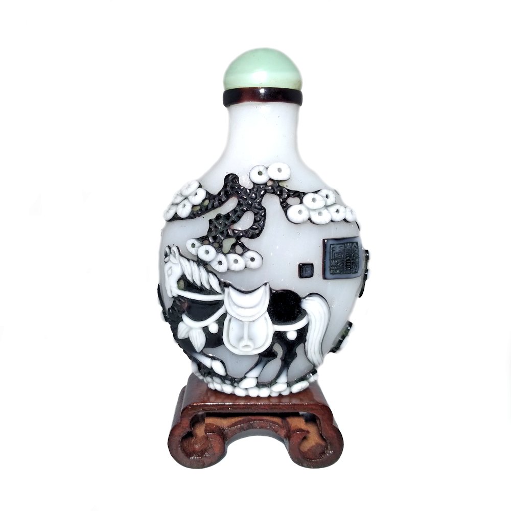 OUTSTANDING SIGNED PEKING GLASS OVERLAY SNUFF BOTTLE HORSE (1 of 10)