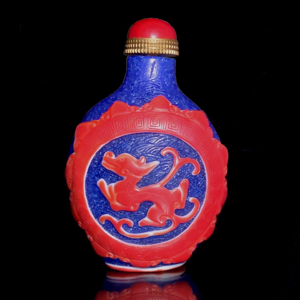 Chinese overlay glass snuff bottle chilung (1 of 9)