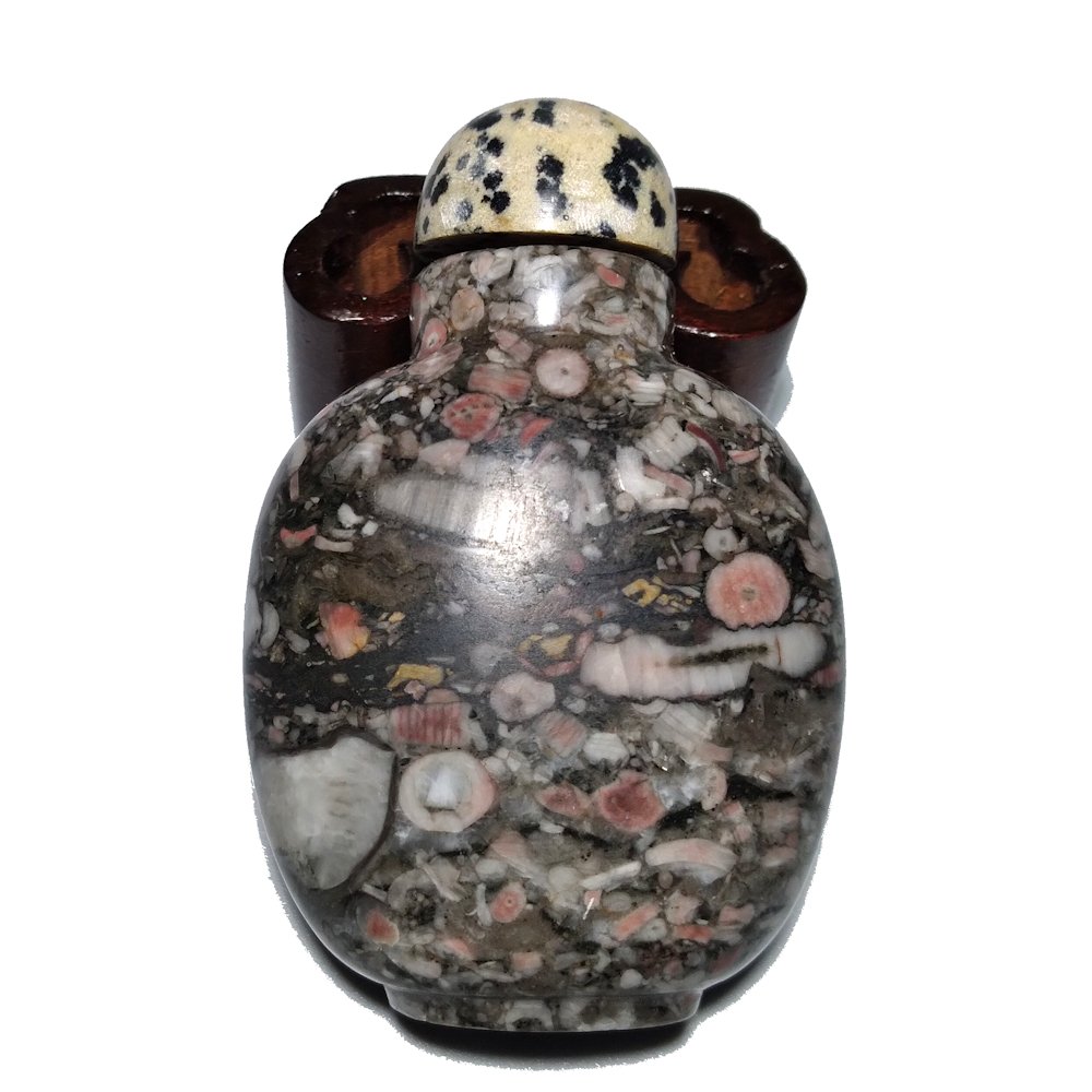 A CHINESE CARVED PUDDINGSTONE SNUFF BOTTLE (1 of 9)