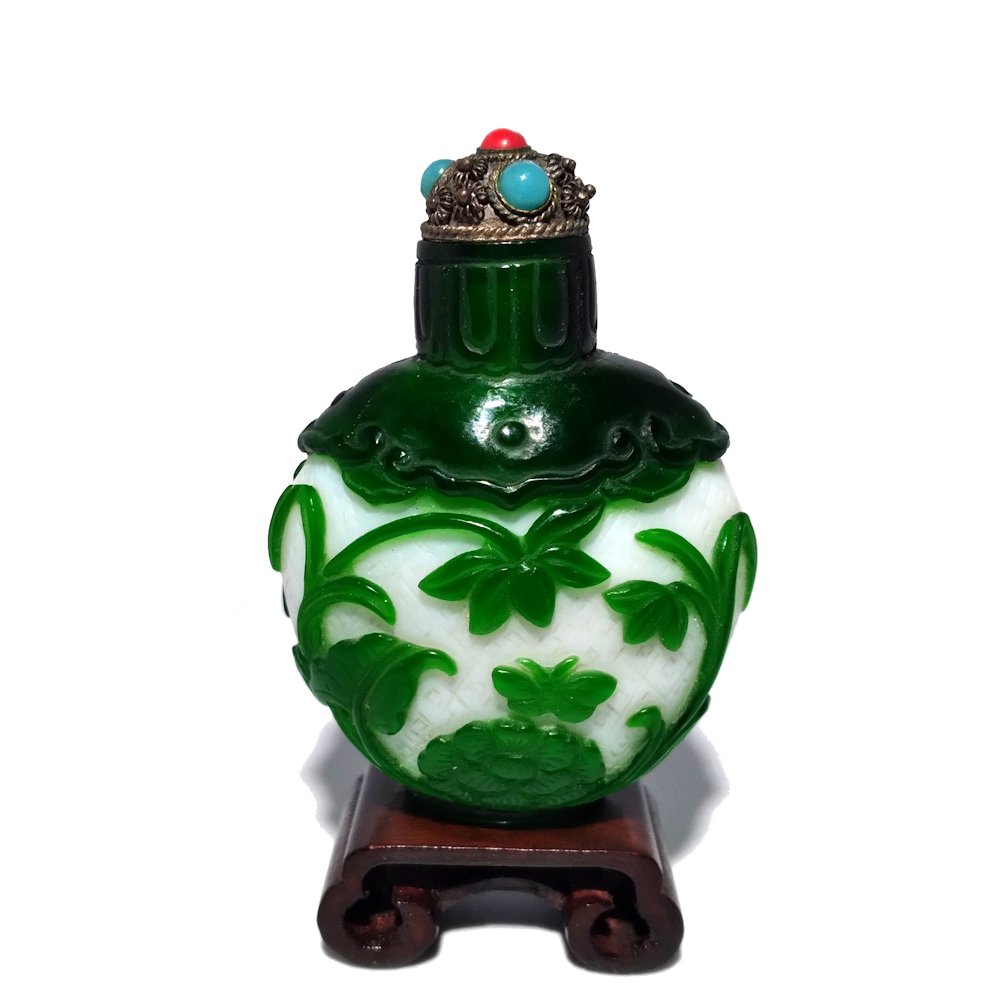 AN EXCELLENT RARE CHINESE GLASS OVERLAY SNUFF BOTTLE (1 of 9)