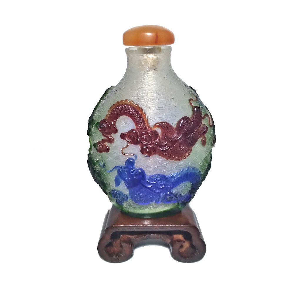 A RARE 3 COLOR 19C PEKING GLASS OVERLAY SNUFF BOTTLE (1 of 8)