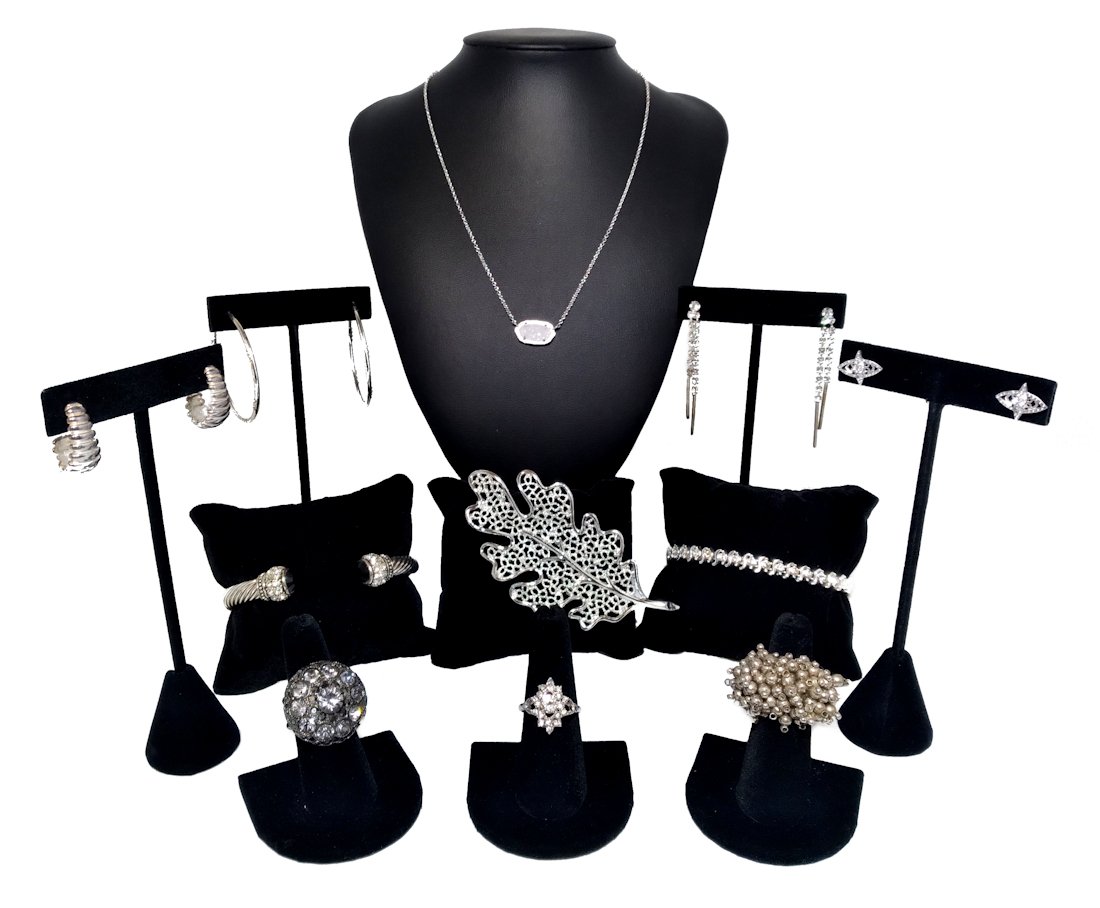 A FANTASTIC KENDRA SCOTT NECKLACE AND EARRINGS + MUCH MORE (1 of 3)