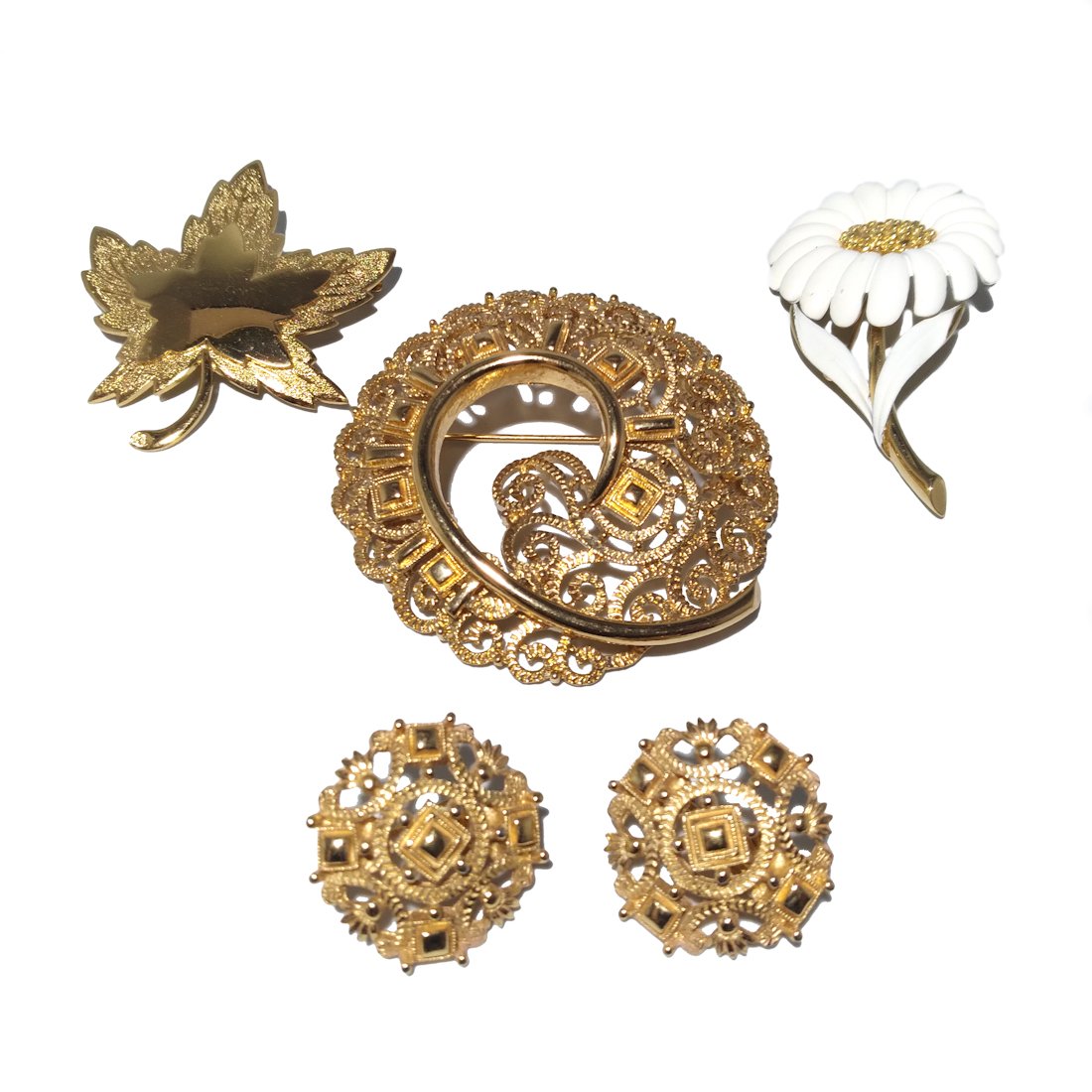 SIGNED MONET VINTAGE COSTUME JEWELRY 3 BROOCH LOT: THE LOT OFFERS 3 BROOCHES AND A PAIR OF EARRINGS BY MONET. ALL VINTAGE AND IN VERY GOOD CONDITION. WE COMBINE SHIPPING. HAVE A LOOK AT OUR OTHER JEWELRY LOTS.