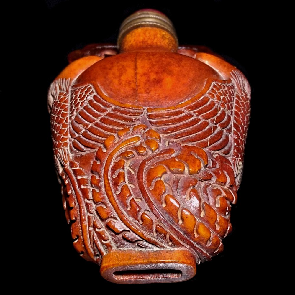 EXQUISITELY CARVED CHINESE OX HORN SNUFF BOTTLE (1 of 8)