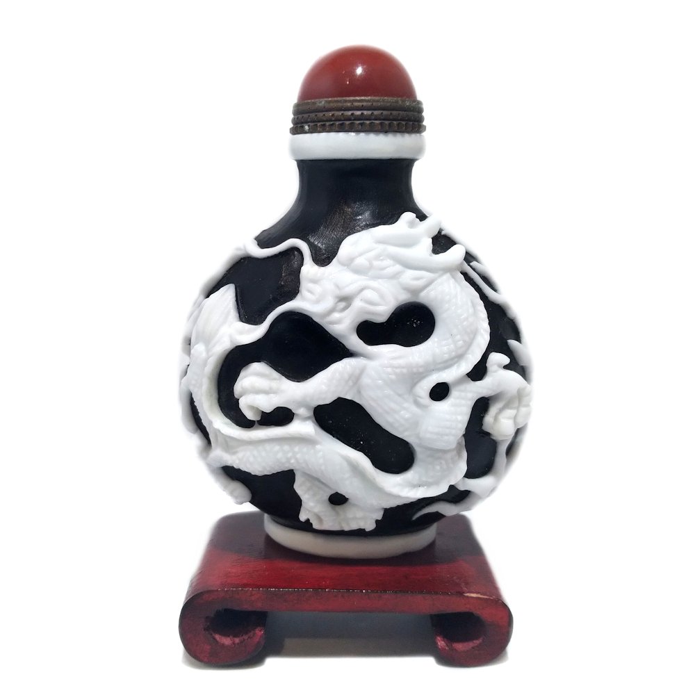 SUPERB RARE SNUFF BOTTLE BLACK WHITE PEKING GLASS OVERLAY DRAGON (1 of 10)