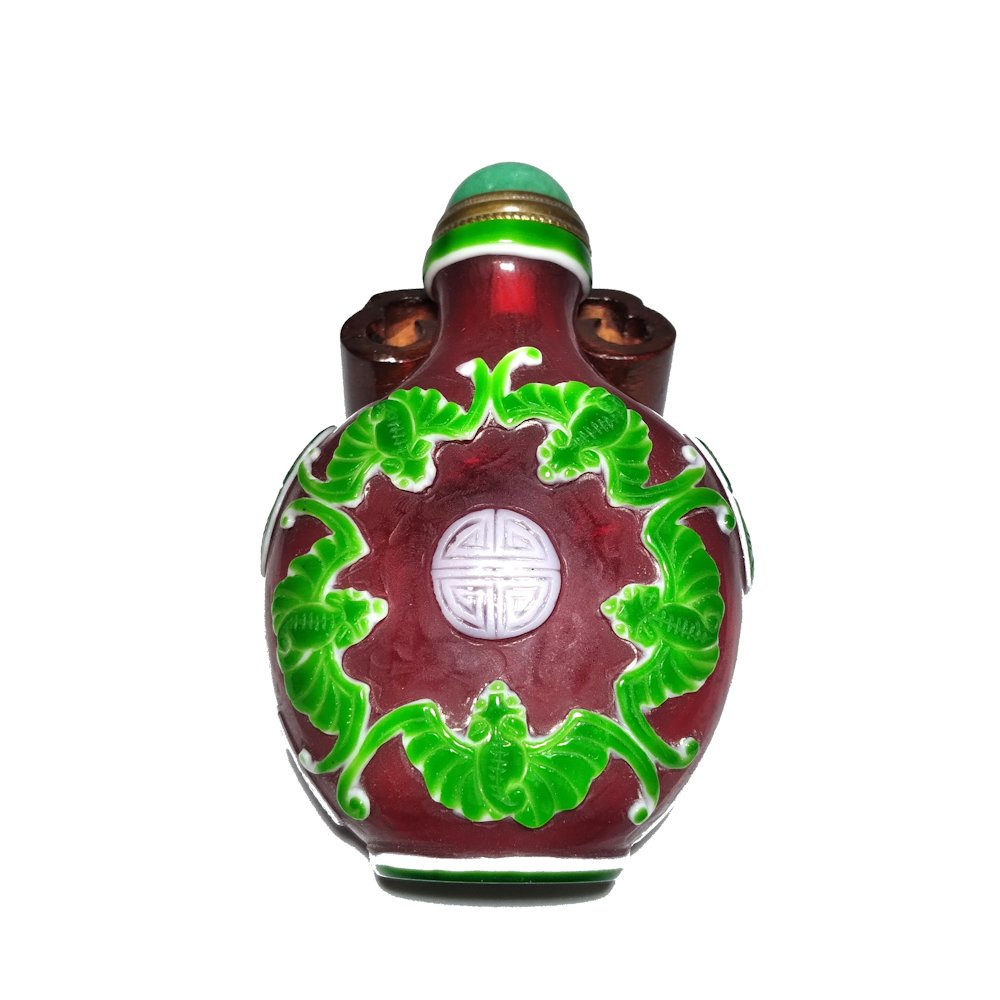 FAB RARE COLORS PEKING GLASS SNUFF BOTTLE SHOU, BATS: THE FINE BOTTLE FEATURES A DETAILED CARVINGS OF BATS AND THE SHOU SYMBOL. THE COLOR COMBINATION OF A TRANSLUCENT RED GROUND WITH WHITE AND GREEN LAYERS IS QUITE UNUSUAL. THE BOTTLE HAS A FINELY CARVED