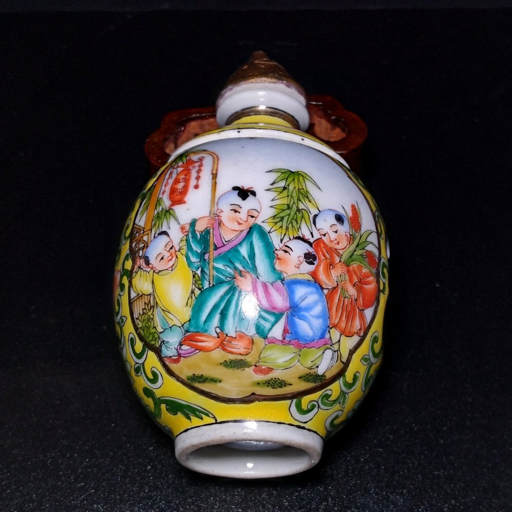 EXQUISITE ROTATIVE PORCELAIN SNUFF BOTTLE CHILD PLAYING (1 of 8)