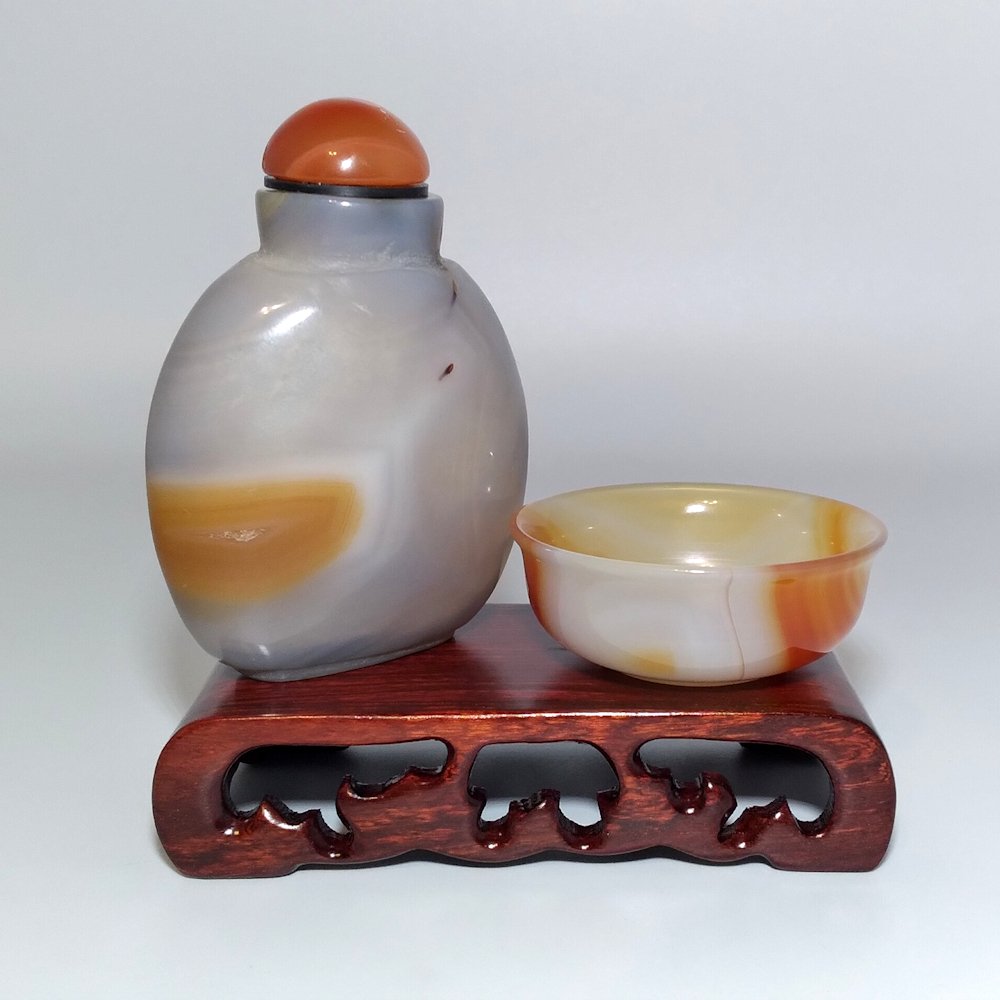 CHINESE AGATE SNUFF BOTTLE AND SNUFF DISH (1 of 8)