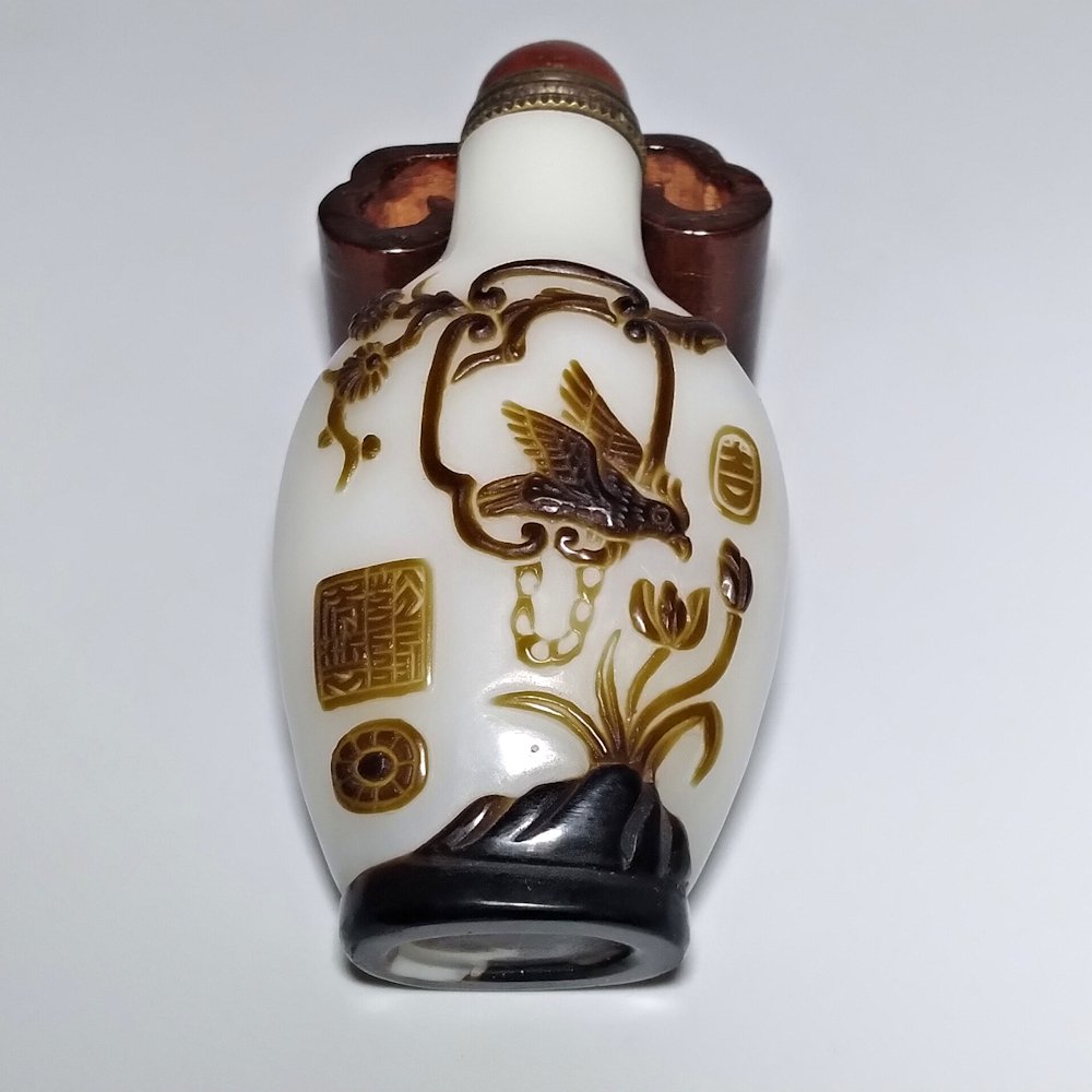 A RARE CHINESE PEKING GLASS SEAL SCHOOL SNUFF BOTTLE (1 of 8)