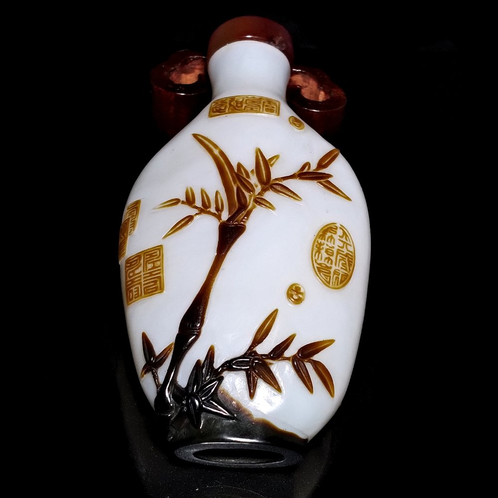 RARE CHINESE SNUFF BOTTLE YANGZHOU SCHOOL: THE SUPERB BOTTLE CARVED WITH THE FINEST DETAIL IN BROWN OVER MILK GLASS, WITH AN AGATE STOPPER. QIANLONG 18TH CENTURY YANGZHOU SCHOOL. PROVENANCE: MAJOR PRIVATE COLLECTION.