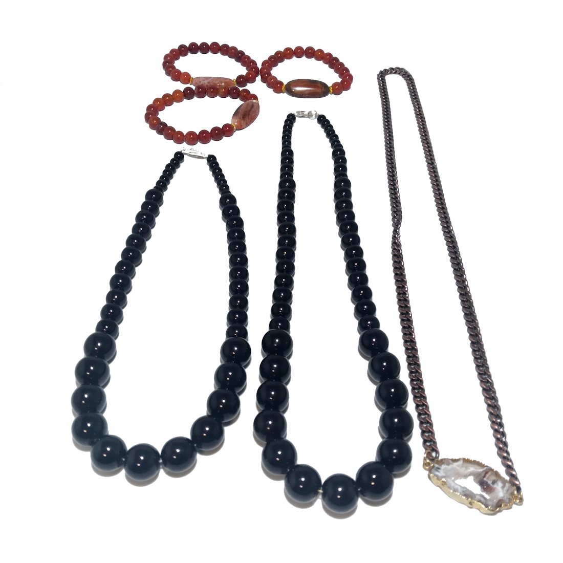 NATURAL JEWELRY LOT ONYX CARNELIAN AGATE: A BEAUTIFUL LOT OF 3 CARNELIAN BRACELET, 1 NECKLACE WITH AN AGATE DRUZI PENDANT AND TWO BEAUTIFUL GRADUATED OBSIDIAN NECKLACES. THE ONYX NECKLACES ARE 21 AND 17 INCHES LONG. ALL PIECES ARE IN VERY GOO