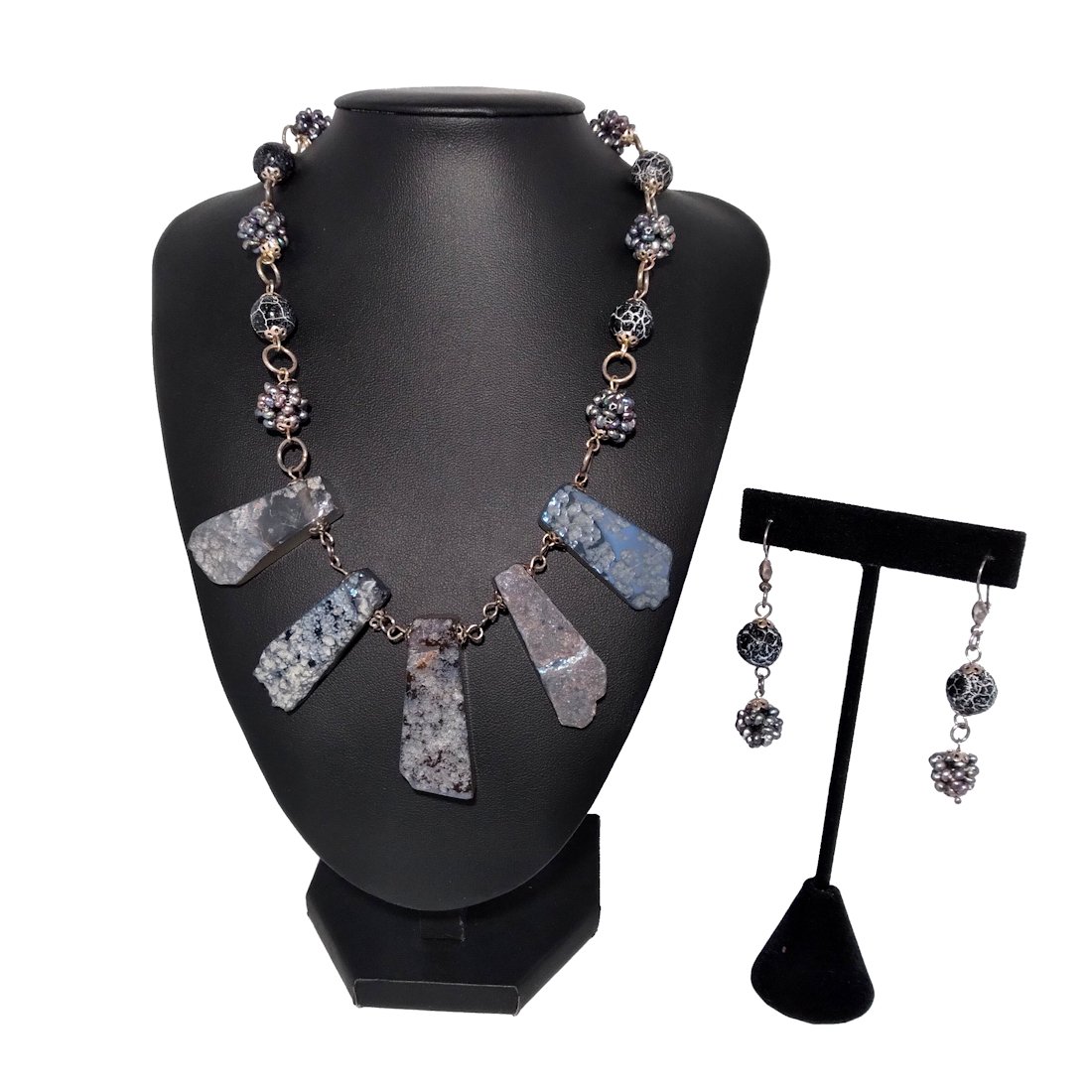 A STUNNING LABRADORITE AND PEARLS PARURE STERLING SILVER: THE LOVELY NECKLACE AND EARRING SET FEATURES LABRADORITE STONES, PEACOCK CULTURED PEARLS AND MORE. IT IS ALL SET IN STERLING SILVER. THE NECKLACE IS 17" LONG. WE HAVE MANY BEAUTIFUL JEWELRY LOTS INTHE
