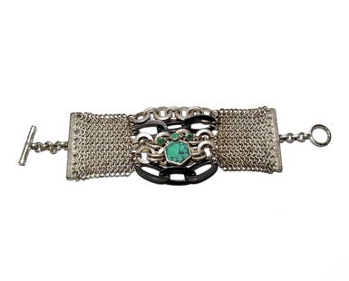 A STUNNING VINTAGE BRACELET BY KENNETH COLE NEW YORK: THE VINTAGE KENNETH COLE CHAINMAIL BRACELET IS 7.5 INCHES LONG. HAVE A LOOK AT OUR AUCTIONS. WE COMBINE SHIPPING AND PROVIDE IN-HOUSE SHIPPING FOR YOUR ADDED CONVENIENCE.