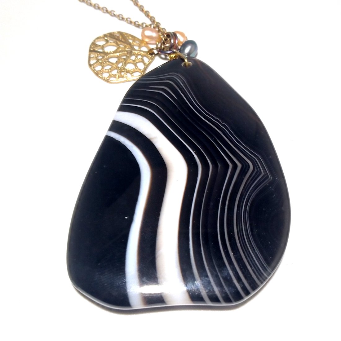 A STUNNING BANDED AGATE LARGE PENDANT NECKLACE (1 of 4)