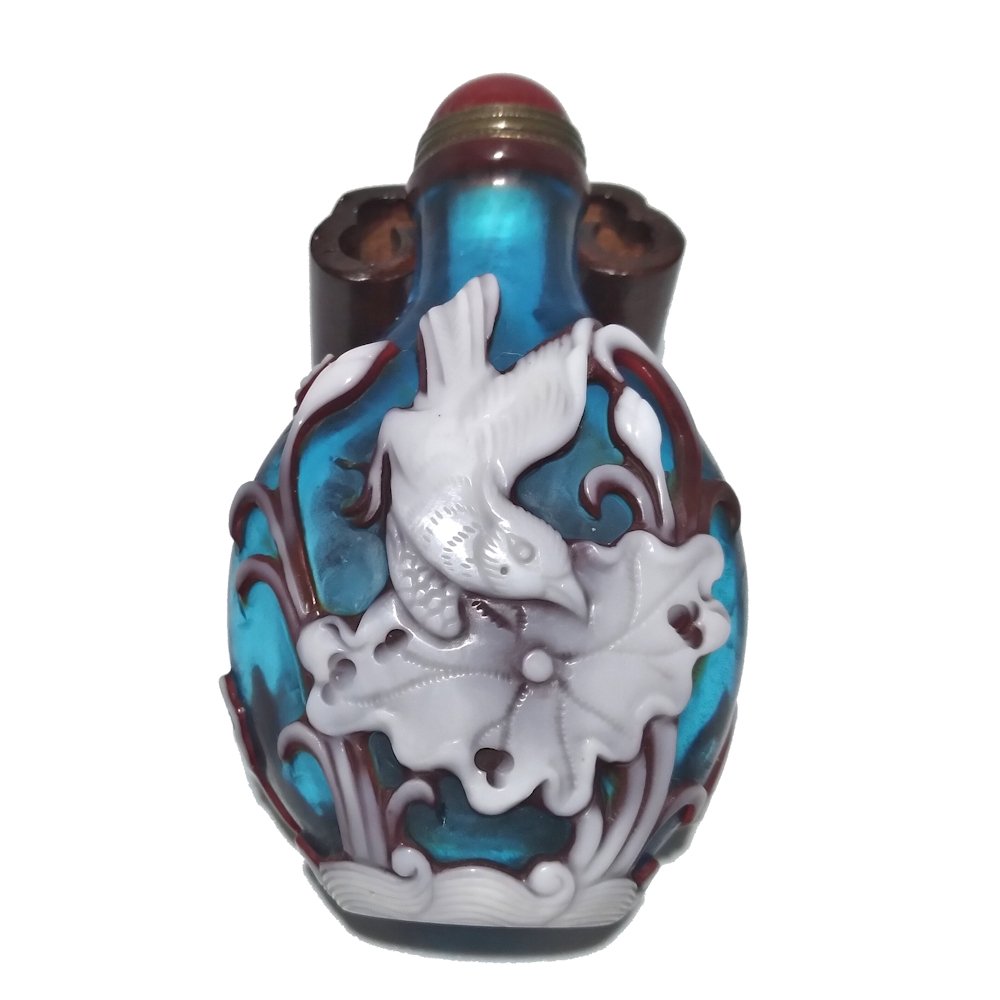 A SUPERB PEKING GLASS OVERLAY SNUFF BOTTLE BIRDS LOTUS: THE BEAUTIFUL BOTTLE FEATURES TWO LAYERS OF GLASS OVERLAY , BROWN AND WHITE, OVER A CLEAR SKY BLUE BACKGROUND. THE BOTTLE FEATURES KINGFISHERS AND LOTUS. IT BEARS A CARVED QIANLONG SEAL. THE FOOT IS A