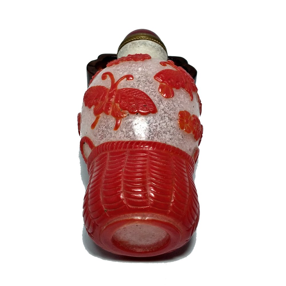 A FINE RARE PEKING GLASS OVERLAY SNUFF BOTTLE RED BASKETWEAVE (1 of 7)