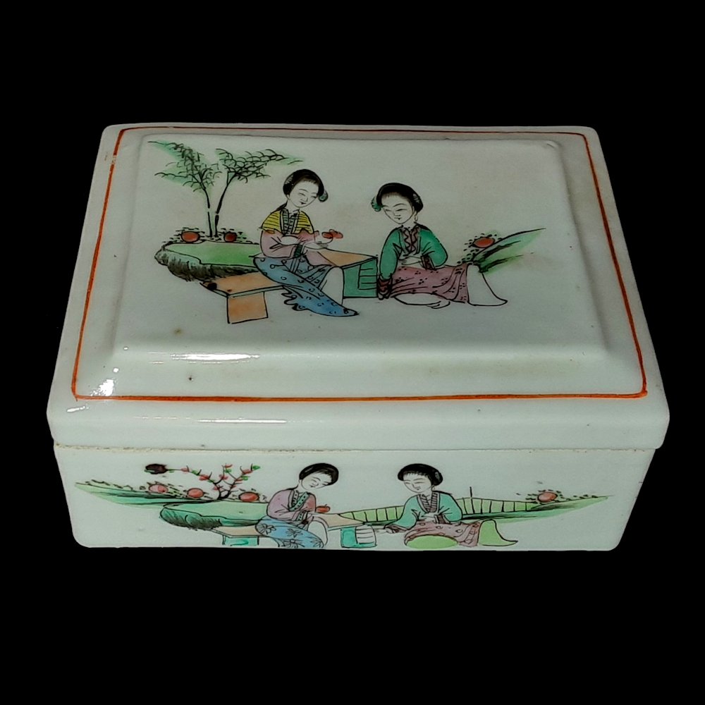 ANTIQUE CHINESE EXPORT PORCELAIN BOX LADIES (1 of 7)