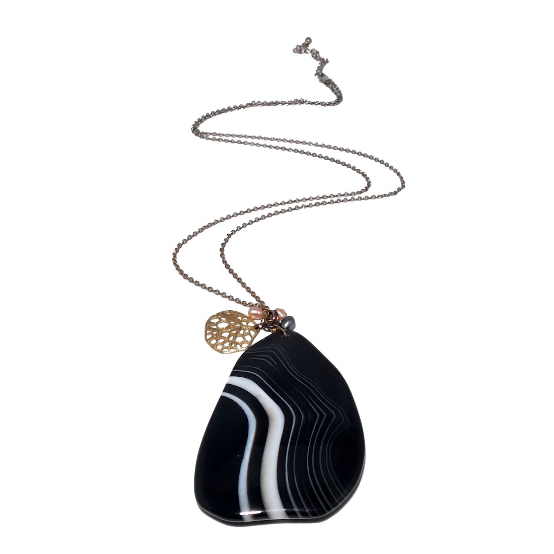 A STUNNING BANDED AGATE LARGE PENDANT NECKLACE (1 of 3)