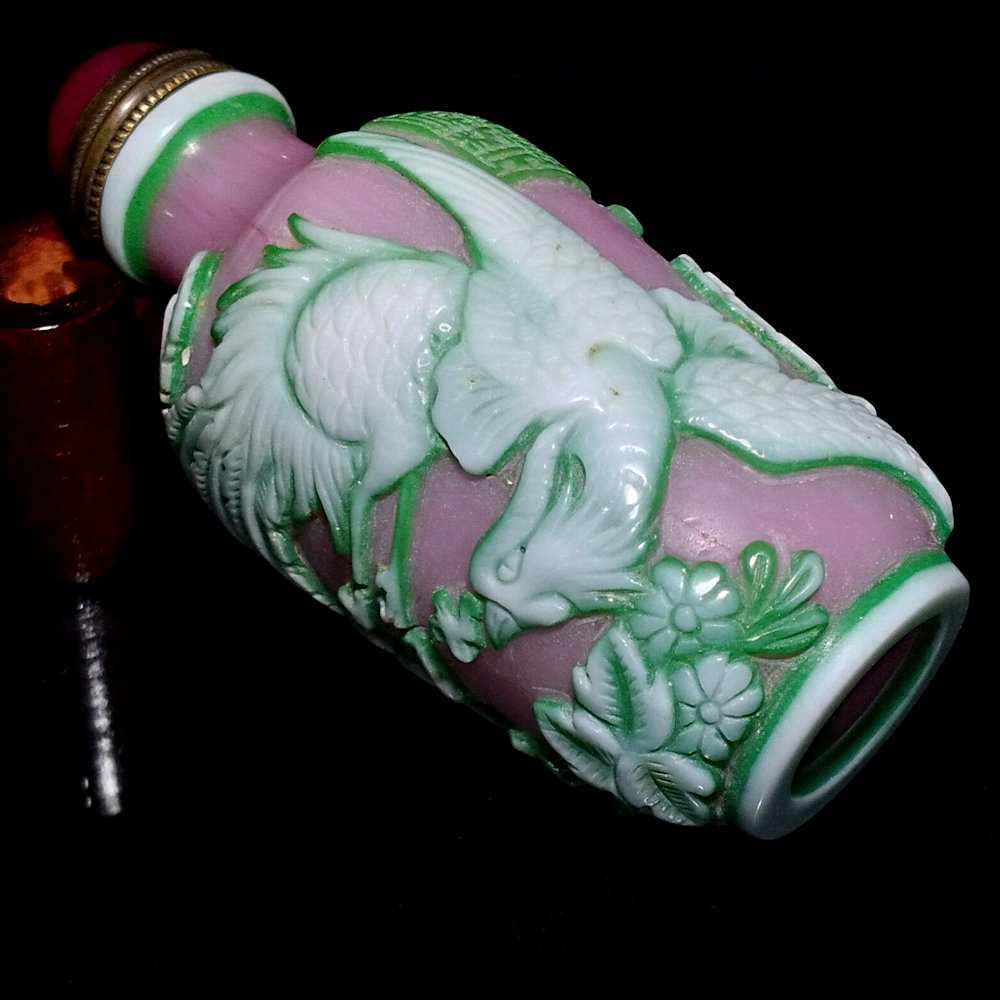 AN EXQUISITE CARVED  PEKING GLASS 3 LAYERS SNUFF BOTTLE PHOENIX (1 of 8)