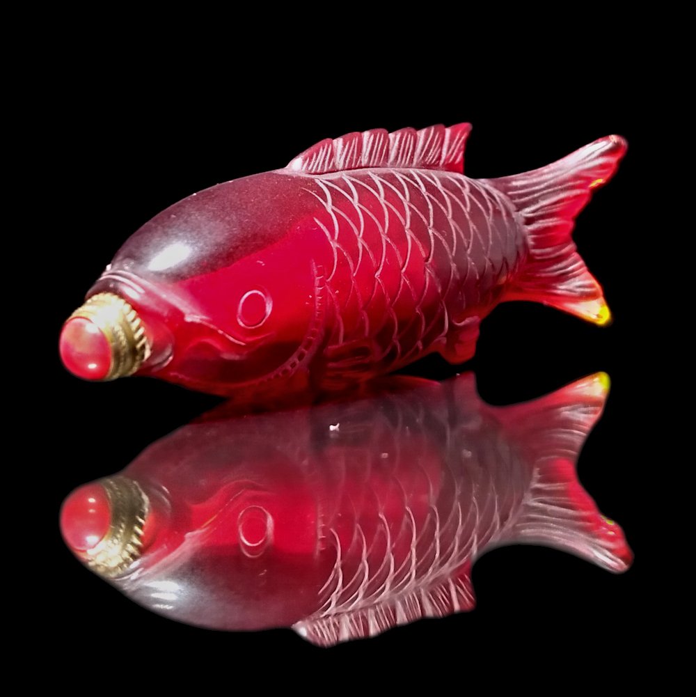 FIGURAL RED PEKING GLASS SNUFF BOTTLE FISH: The lovely figural glass bottle is 3.75 inches long.
