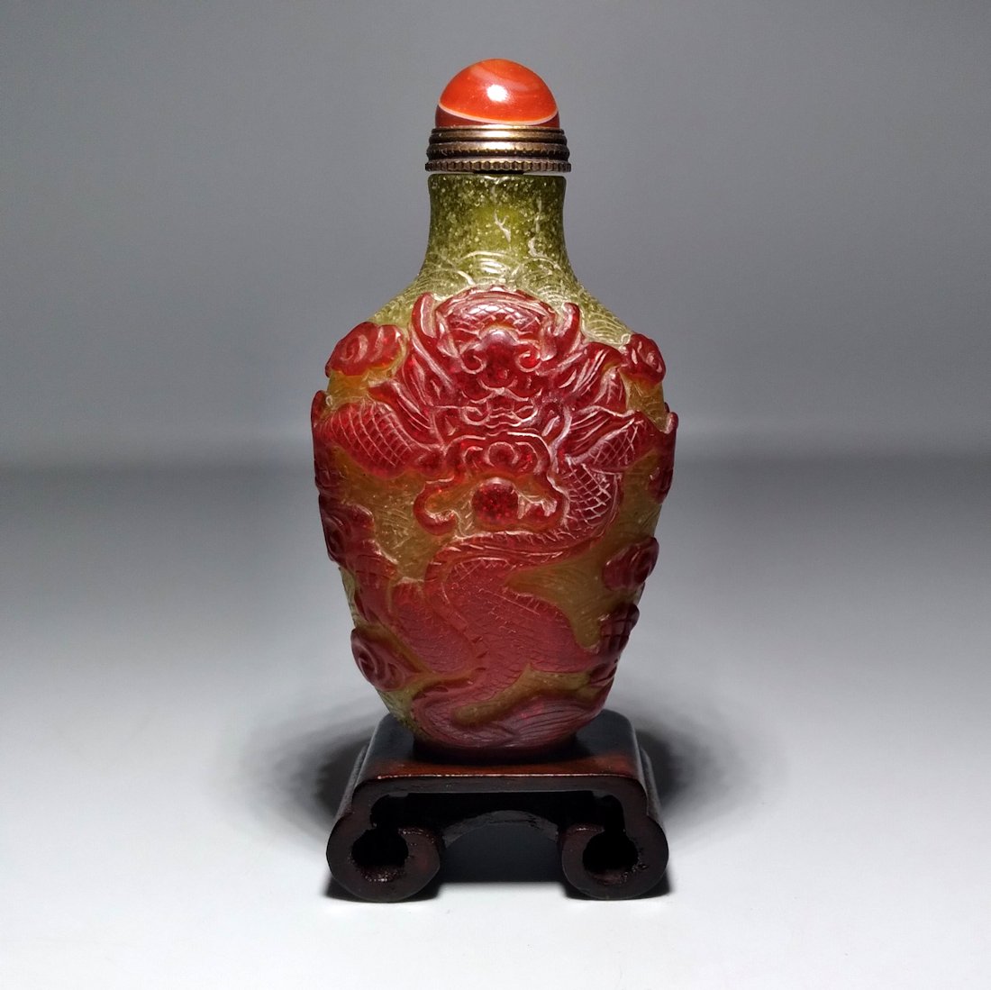 A FINE CHINESE PEKING GLASS SNUFF BOTTLE RED DRAGON (1 of 10)