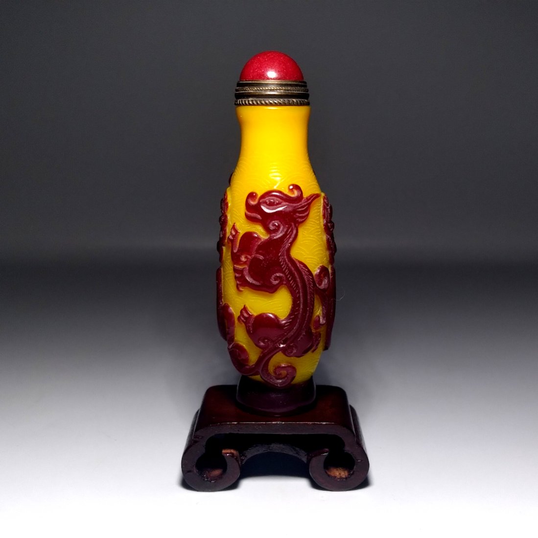 A FINE  SIGNED YELLOW PEKING GLASS SNUFF BOTTLE RED DRAGON (1 of 9)