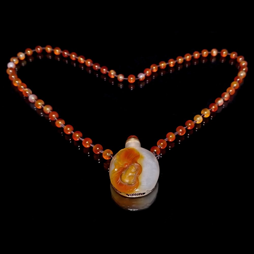 WELL CARVED CHINESE AGATE SNUFF BOTTLE NECKLACE (1 of 6)