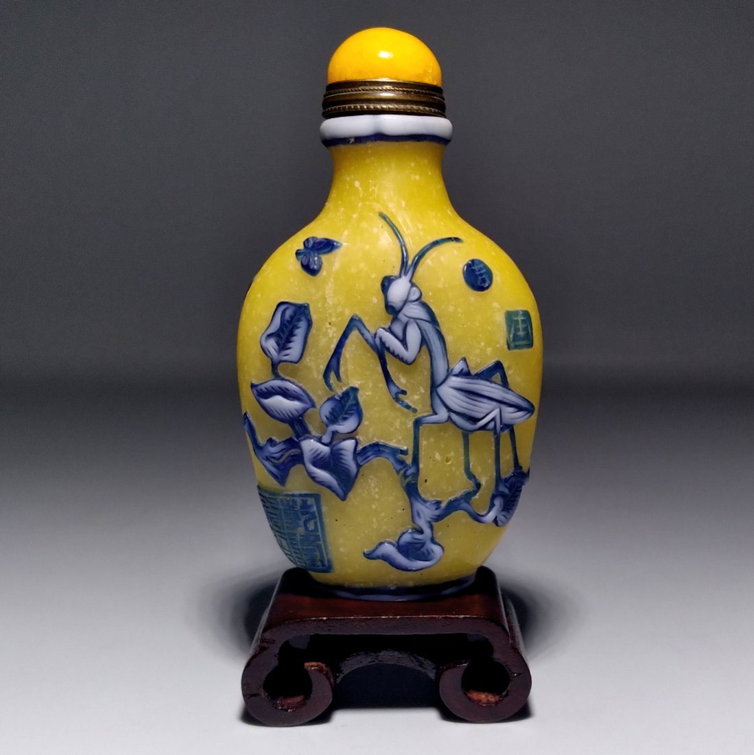 A  FINE PEKING GLASS SNUFF BOTTLE MANTIS, CRICKET (1 of 10)
