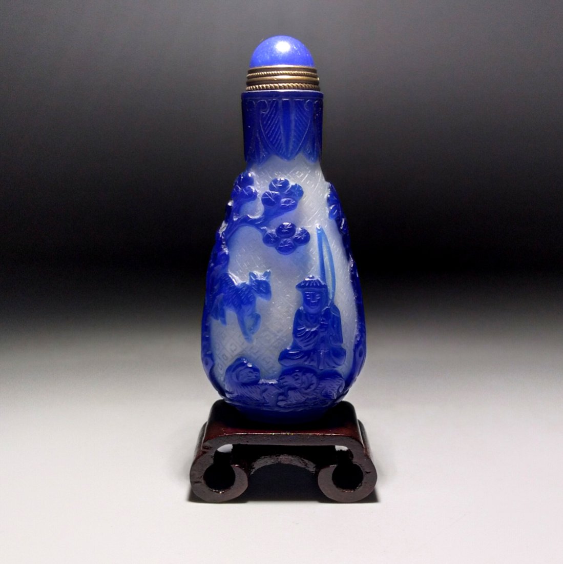 A VERY FINE PEKING GLASS SNUFF BOTTLE QING (1 of 10)