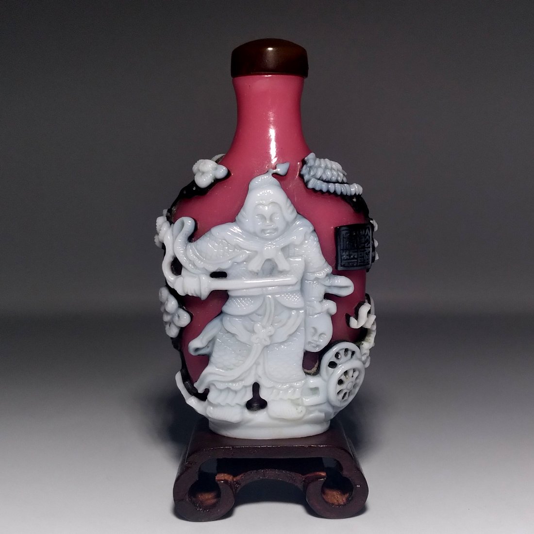 A SUPERB AND RARE OVERLAY GLASS SNUFF  BOTTLE WARRIOR GENERAL (1 of 15)