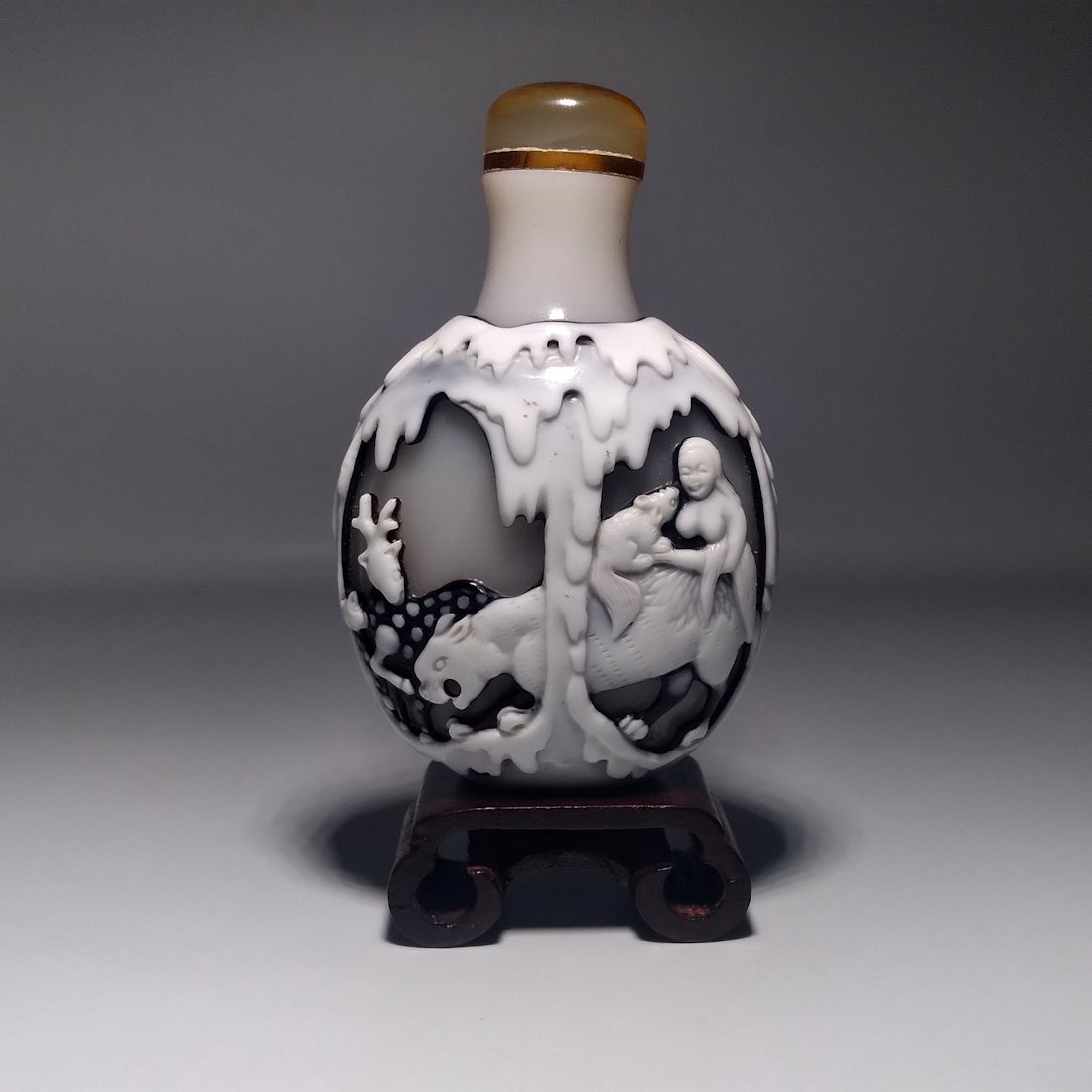A  RARE OVERLAY GLASS SNUFF  BOTTLE SNOW SCENE WOMAN TIGER CAMEL (1 of 11)
