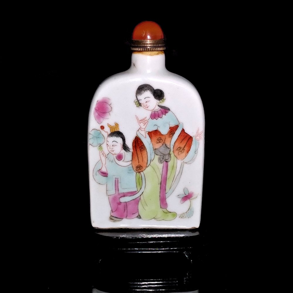 A LARGE 18TH CENTURY PORCELAIN SNUFF BOTTLE FAMILLE ROSE (1 of 10)