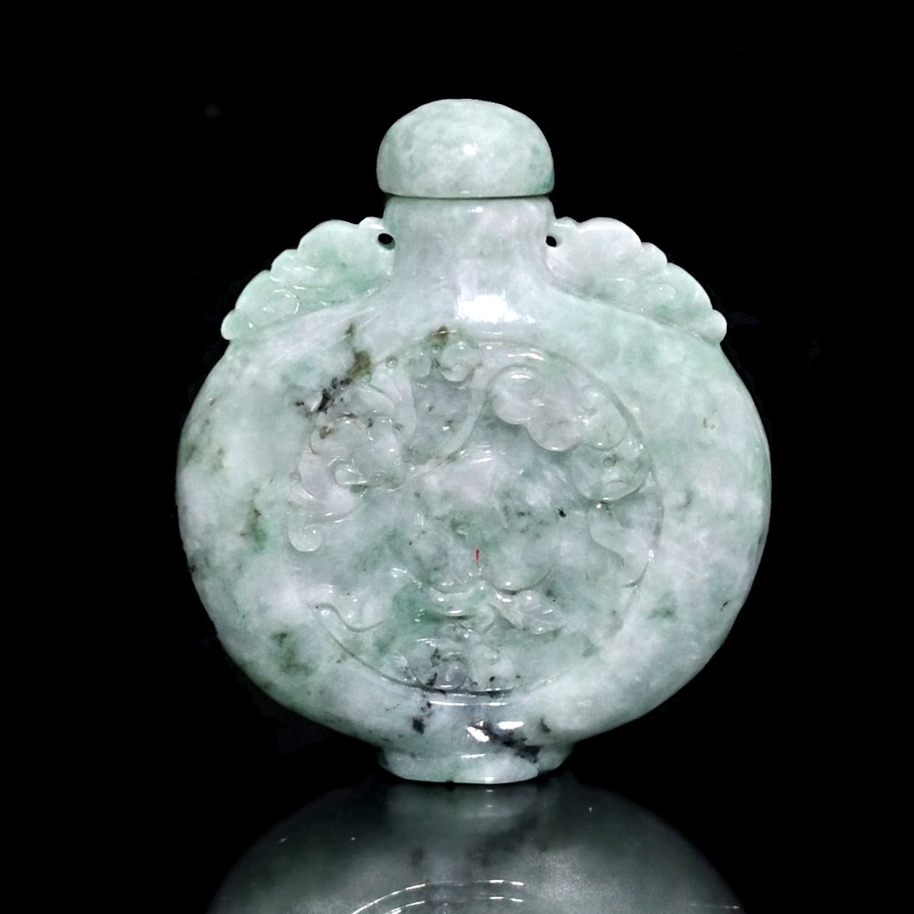 A CHINESE SNUFF BOTTLE CARVED NATURAL GREEN JADEITE (1 of 7)