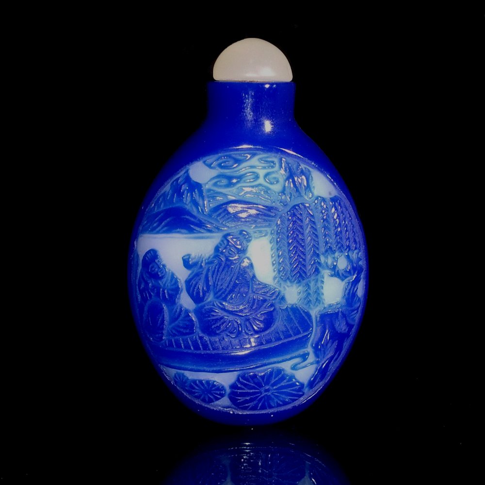 A SUPERB CHINESE OVERLAY SNUFF BOTTLE 18-19C LANDSCAPE IMMORTALS (1 of 8)