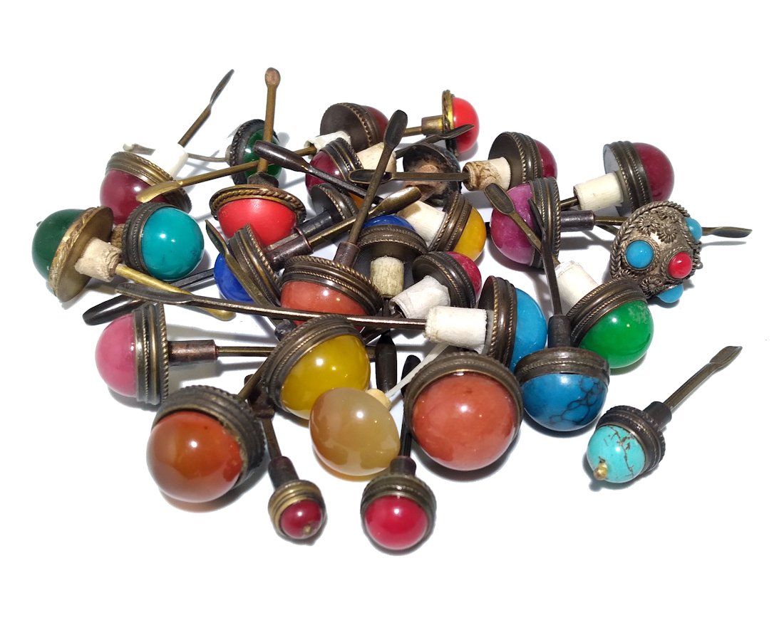 A LOT OF 30 SNUFF BOTTLE COVERS: THE LOT INCLUDES A VARIETY OF SNUFF BOTTLE COVERS OF DIFFERENT SIZES AND MATERIALS SUCH AS PEKING GLASS, CARNELIAN, AGATE AND OTHERS.