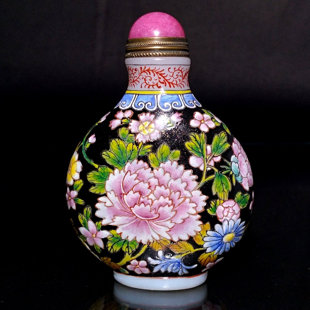FINE GLASS ENAMEL SNUFF BOTTLE FLORA FAMILLE NOIR (1 of 8)