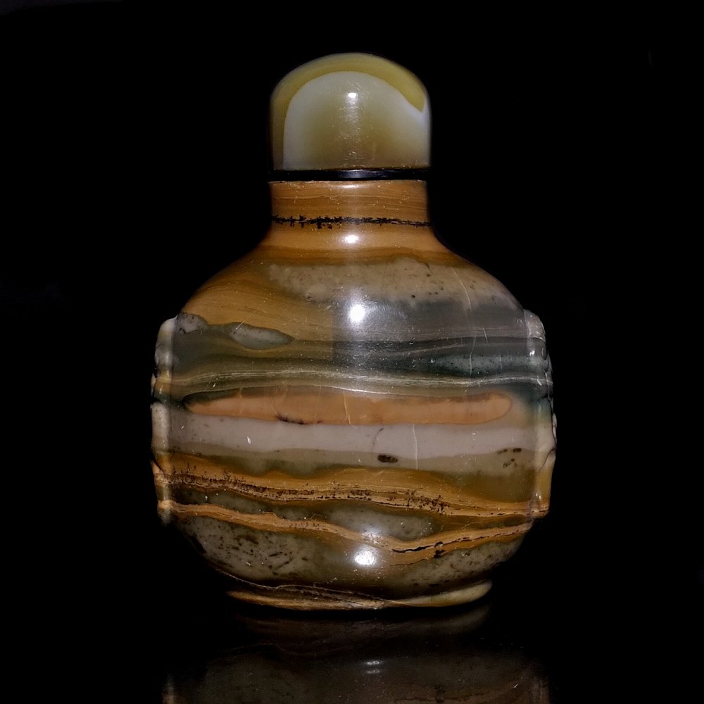 AN IMPRESSIVE CARVED JASPER CHALCEDONY SNUFF BOTTLE (1 of 8)